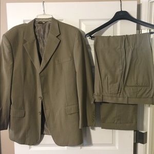Mens suit 42R. Comes with jacket and pants. Olive.